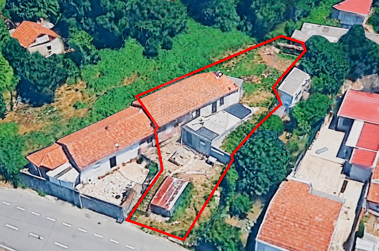 Moradia T2 em Baguim do Monte — vista aérea com delimitação